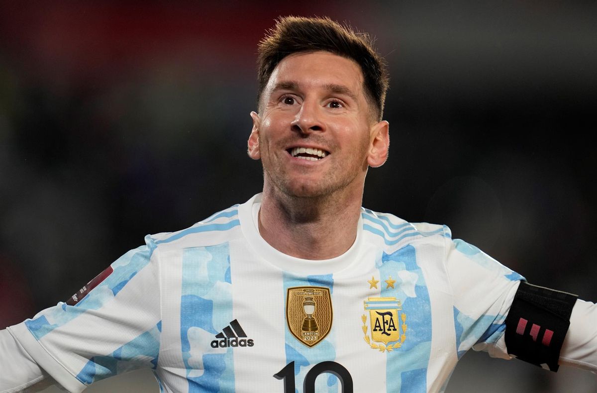 Messi va fer un ‘hat-trick’ amb l’Argentina, va superar un rècord de Pelé i va tornar a plorar d’emoció Messi va fer un ‘hat-trick’ amb l’Argentina, va superar un rècord de Pelé i va tornar a plorar d’emoció