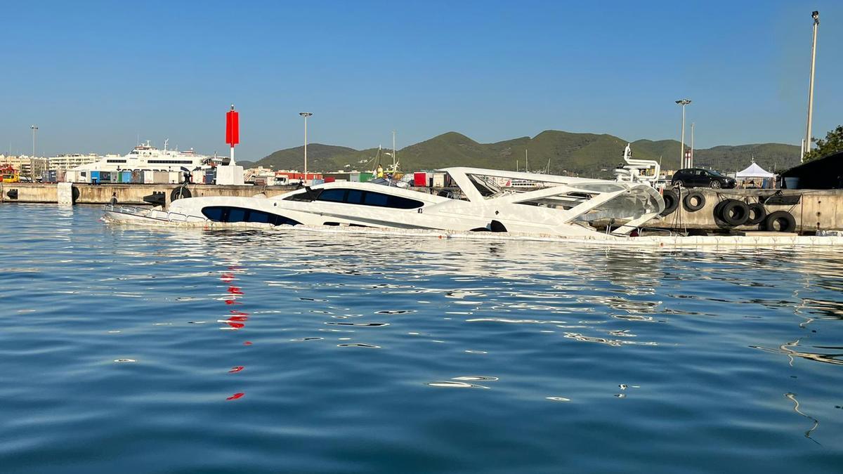 El yate se encuentra medio hundido en el puerto de Ibiza.