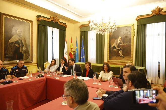 El gabinete de crisis en Gijón, en imágenes