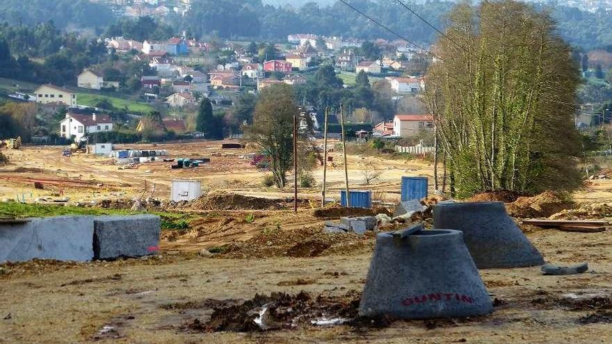 Obras de la urbanización de Xaz, donde Oleiros prevé vender quince solares este año.