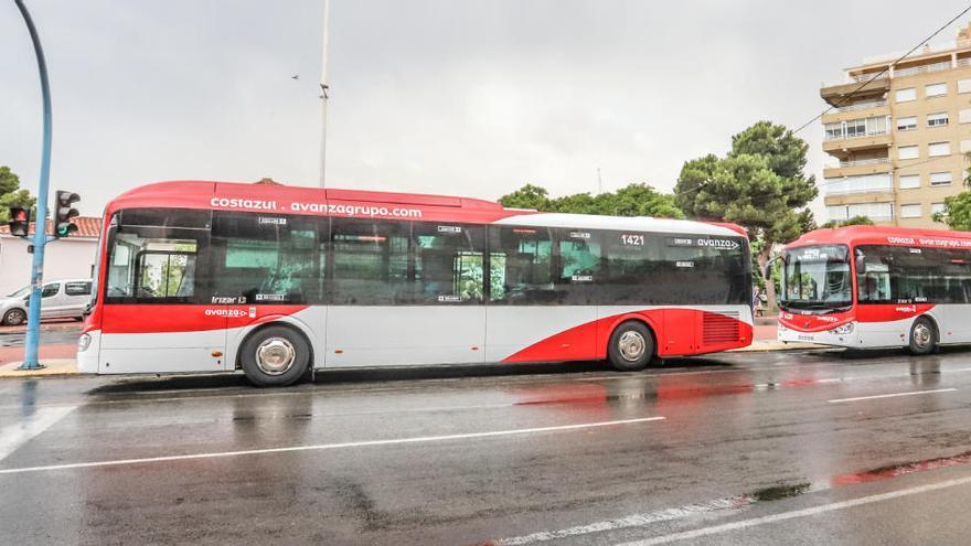 Autobuses del transporte urbano en el intercambiador de las Eras de la Sal/Foto Tony Sevilla.