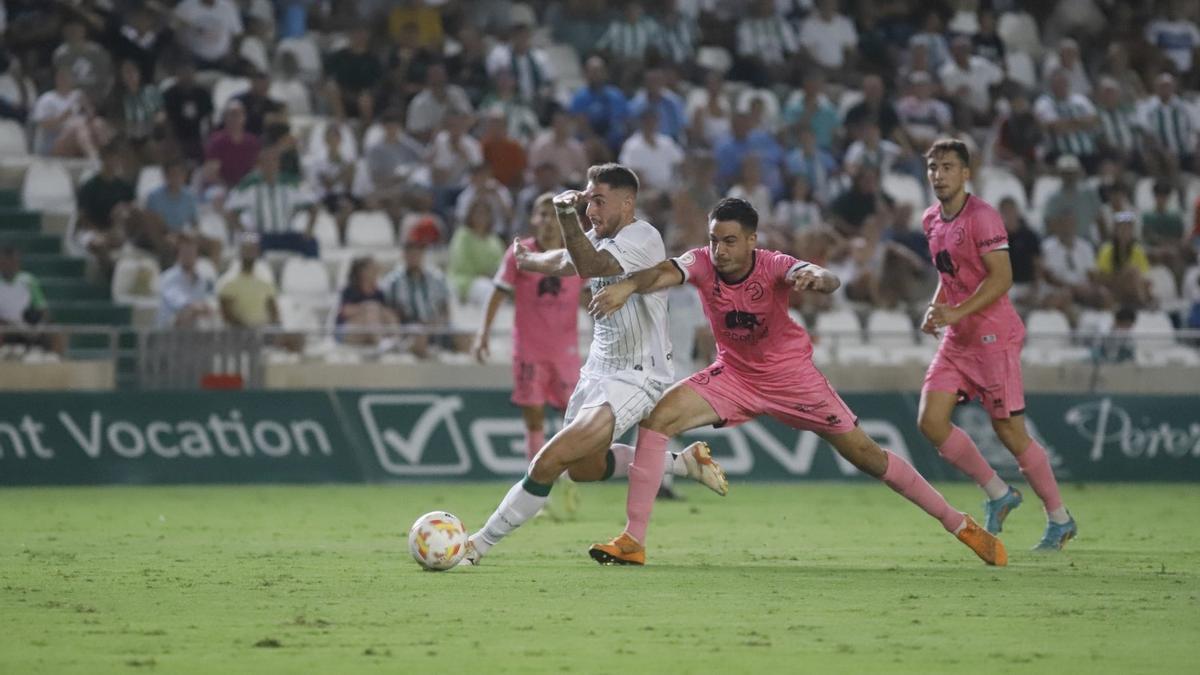 Antonio Casas, pugnando por el balón en el partido ante el Unionistas en El Arcángel.