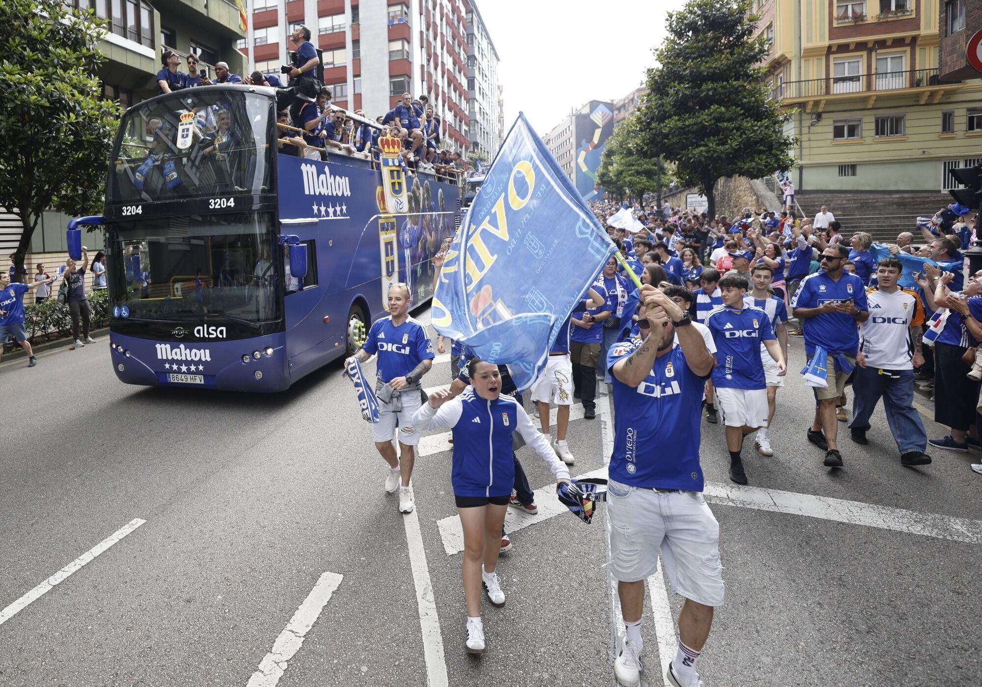 Locura azul en las calles de Oviedo para celebrar el ascenso del equipo a Primera División