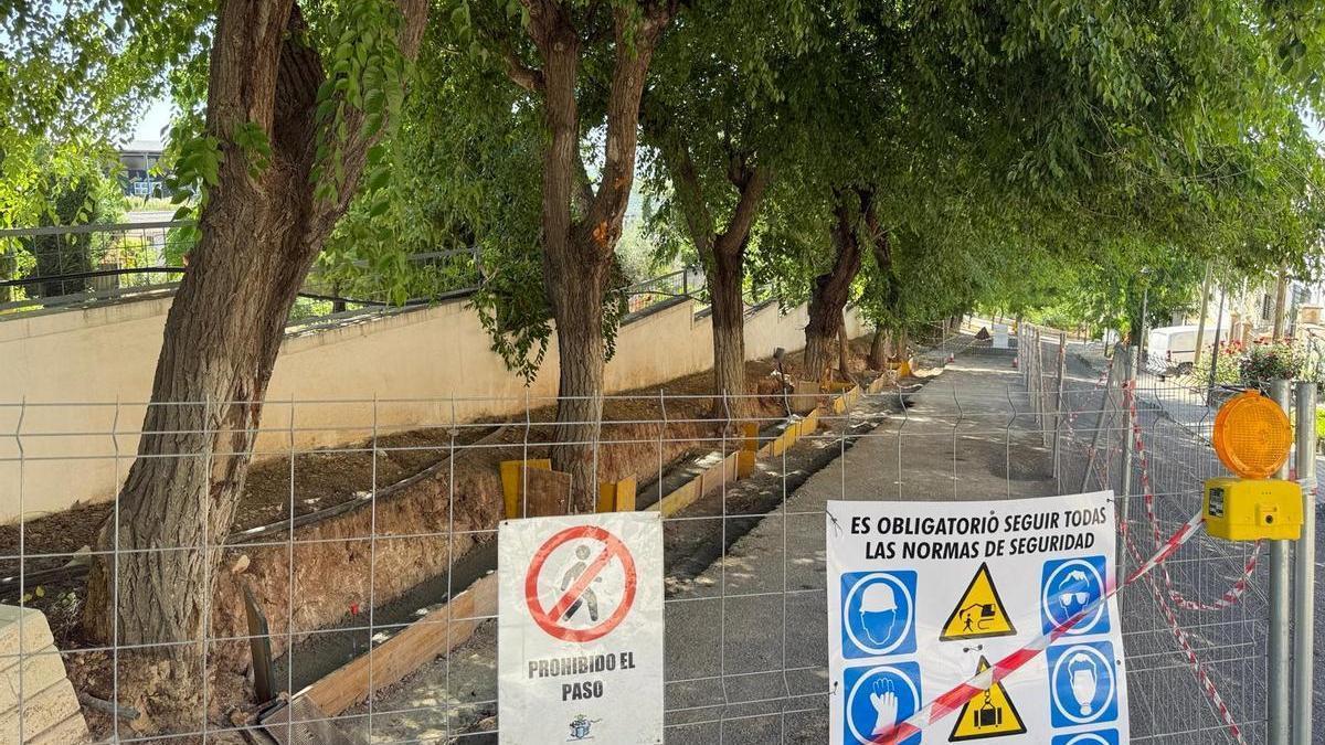 Obras de la segunda fase del acerado de la calle Fuente Nueva de Monturque, que se ejecutan con el PFEA.