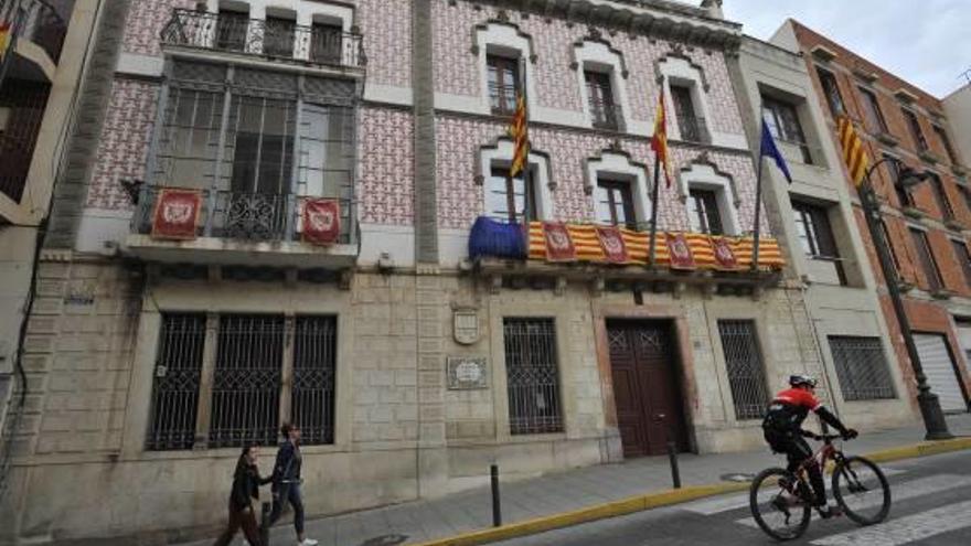 Fachada del Ayuntamiento de Crevillent, en imagen de archivo.