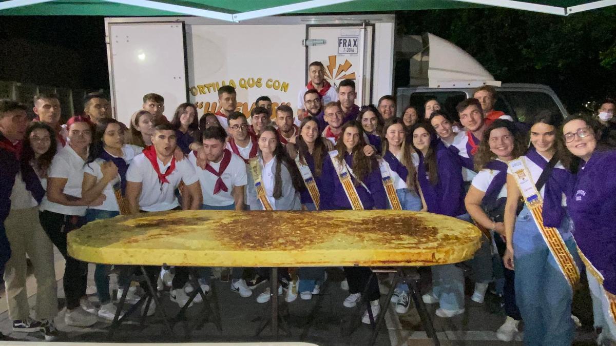 Cocinan una tortilla gigante por las fiestas patronales de Enguera