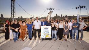 El equipo de verano de Catalunya Ràdio, con su director Saül Gordillo (centro), en la presentación de la parrilla. 