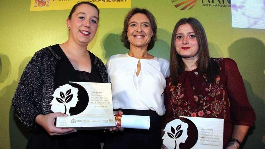 Por la izquierda, Judith Naves, Isabel García Tejerina y Sonia Martínez, ayer, en Madrid.