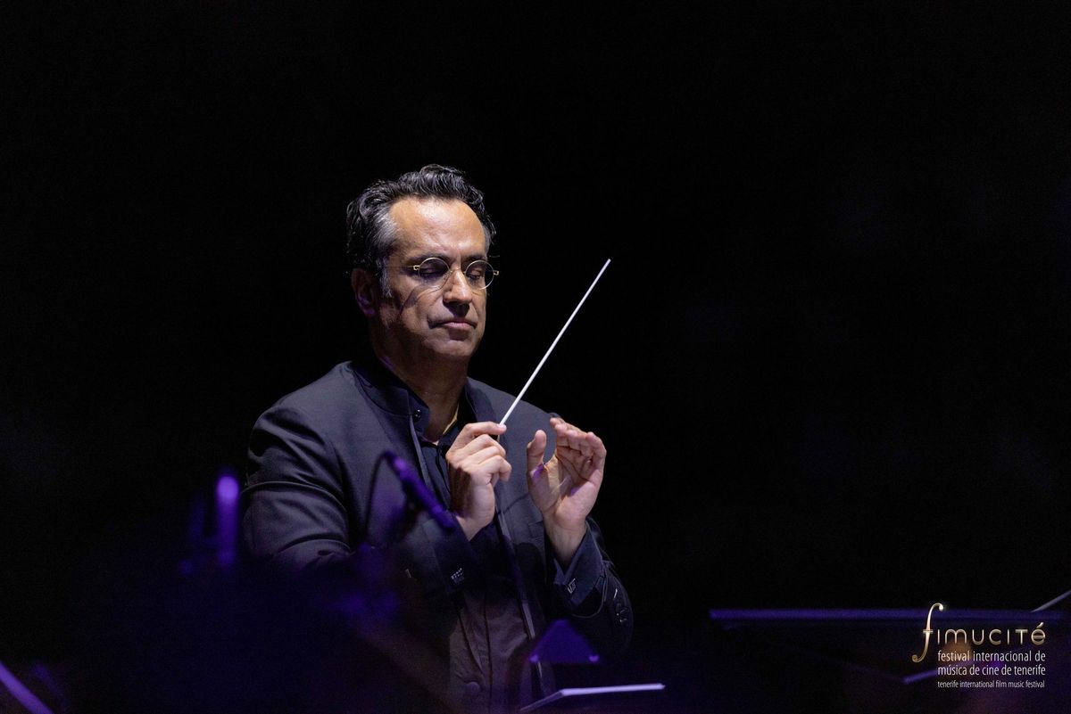 Diego Navvaro dirige a la Orquesta Sinfónica de Tenerife.