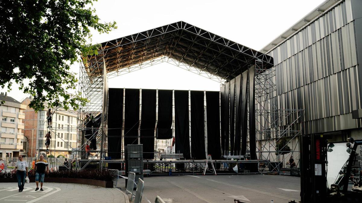 Escenario para los conciertos de las fiestas de Ourense, en instalación junto al pabellón de Os Remedios.