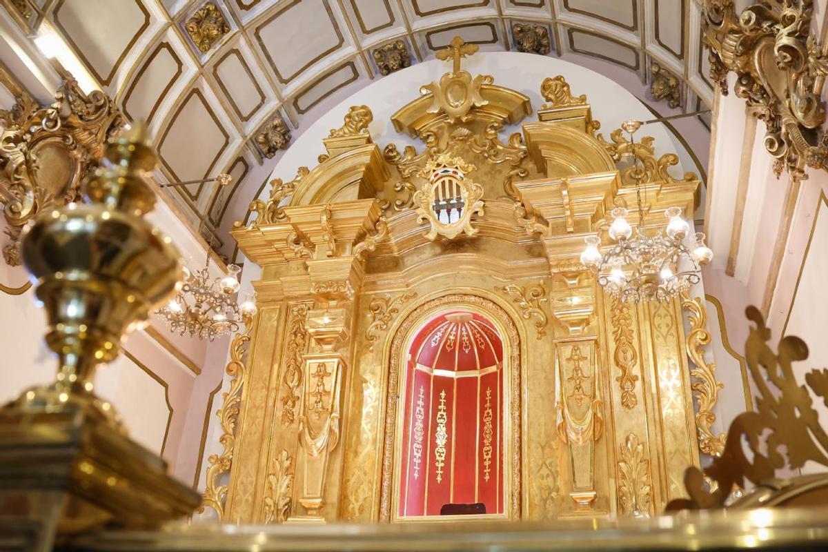 Así luce el restaurado retablo del Salvador.