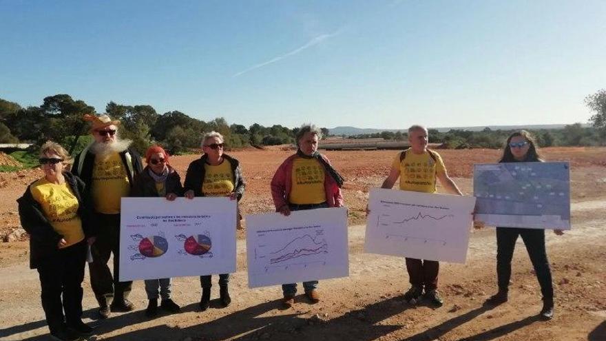 Miembros de la plataforma Antiautopista han denunciado hoy que las carreteras favorecen el cambio climático.