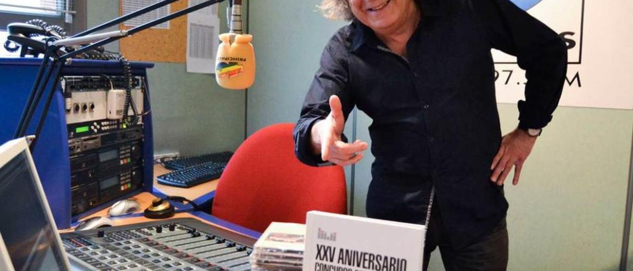 Toyos, en los estudios de Radio Asturias, con un ejemplar de la edición del 25.º aniversario del concurso.