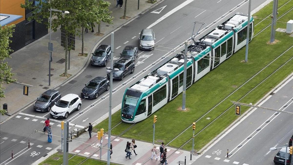 Un tranvía circula por la Diagonal cerca del Fòrum.