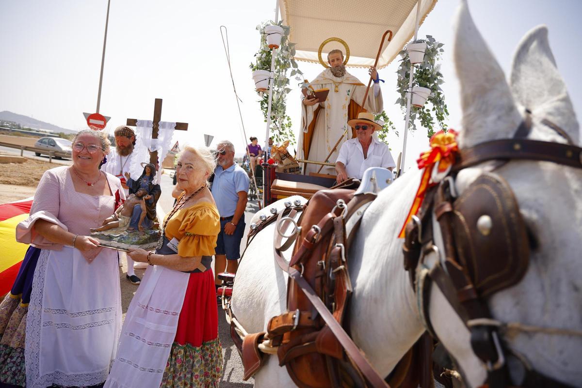 Cientos de fieles ya peregrinan con San Ginés en romería por el Campo de Cartagena.