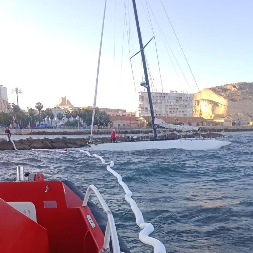 Un velero encalla en las rocas de la escollera de la playa del Cocó.