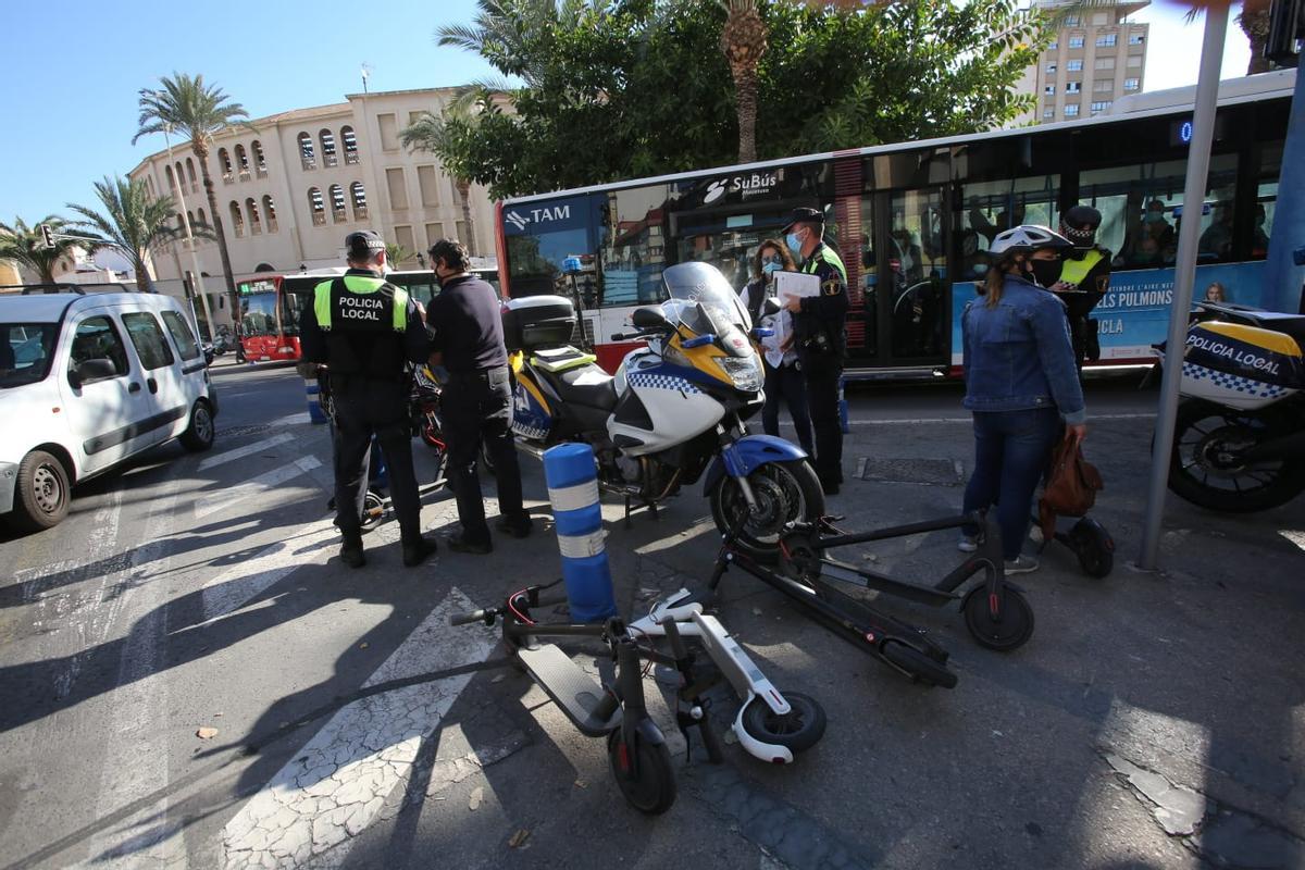 Primeras multas en Alicante a usuarios de patinetes por incumplir la ordenanza Primeras multas en Alicante a usuarios de patinetes por incumplir la ordenanza