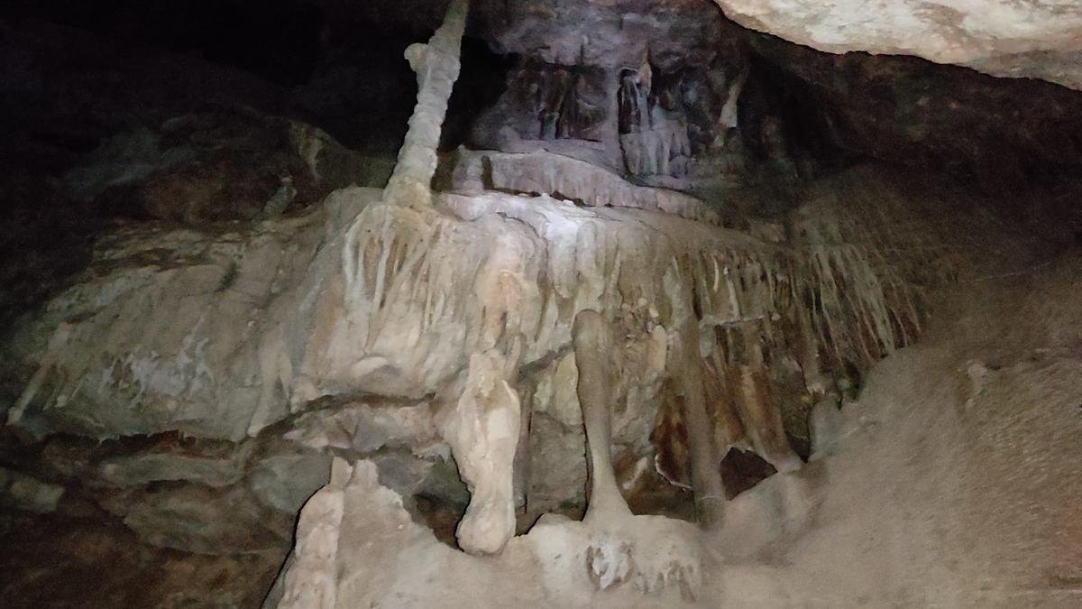 Una cueva con cientos de estalactitas y estalagmitas en la Algueña