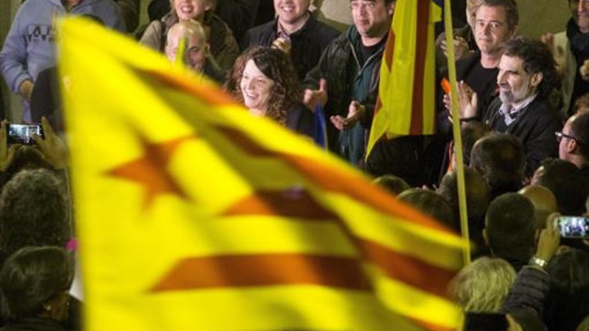 Solidaridad 8La alcaldesa de Berga, Montse Venturós (centro) en la concentración de apoyo del viernes.