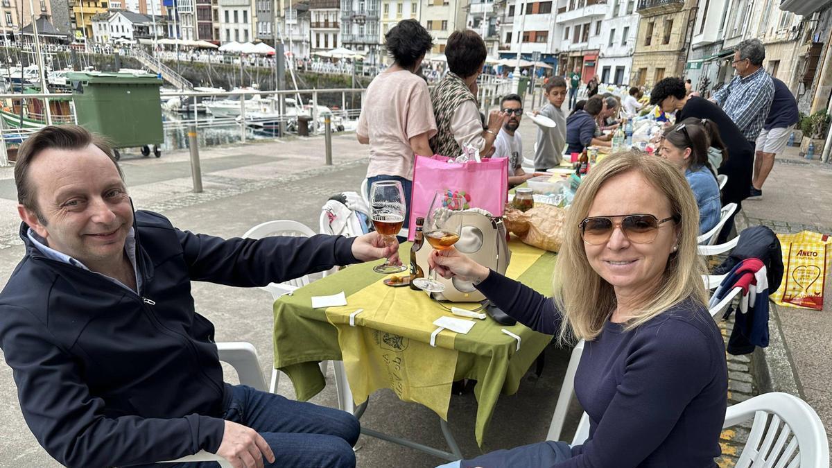 Dos comensales en la comida en la calle de Luarca, el año pasado.