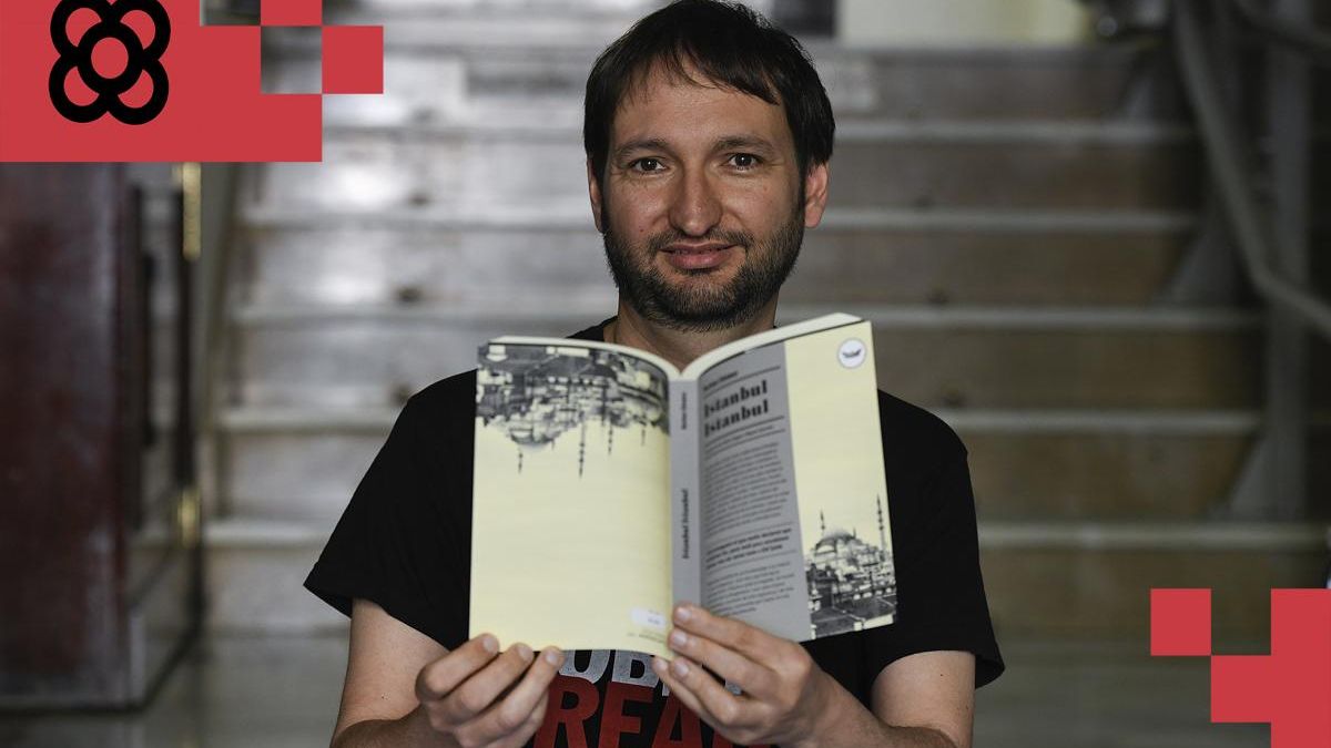 Aniol Rafel de la editorial Periscopi sujeta su recomendación para el día de Sant Jordi para reportaje sobre la asociación ' leer en catalán'.