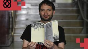 Aniol Rafel de la editorial Periscopi sujeta su recomendación para el día de Sant Jordi para reportaje sobre la asociación  leer en catalán.