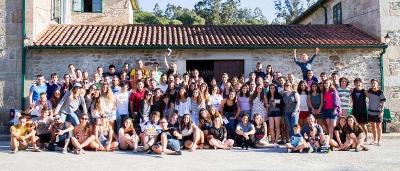 La asociación Grupos Bíblicos Universitarios trajo al centro de Codeseda a jóvenes de toda España.