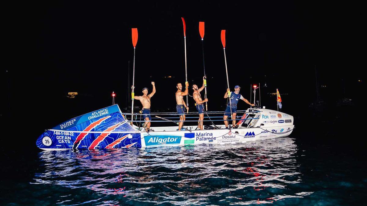 L’embarcació i els tripulants de l’equip OceanCats.