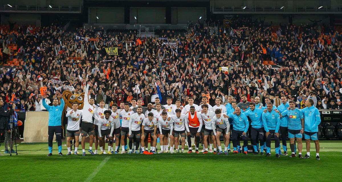 La afición se vuelca con el Valencia CF en el entrenamiento de Mestalla