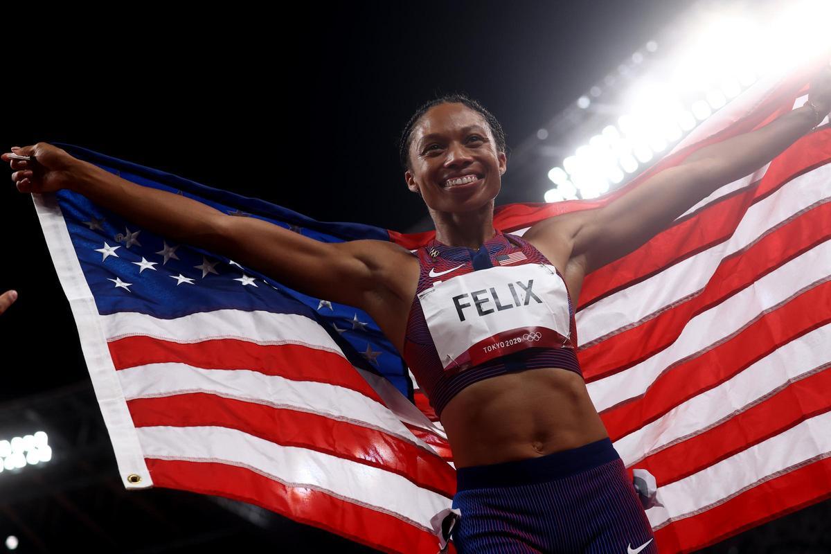 Allyson Felix logró el bronce en 4x100 femeninos , su décima medalla en Juegos.
