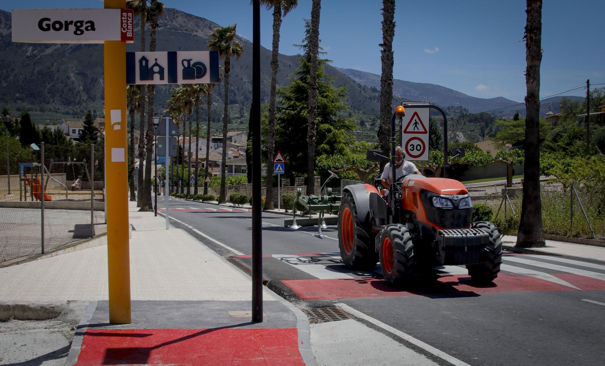 Obras Públicas renueva la travesía de Gorga para dar más seguridad a vehículos y peatones