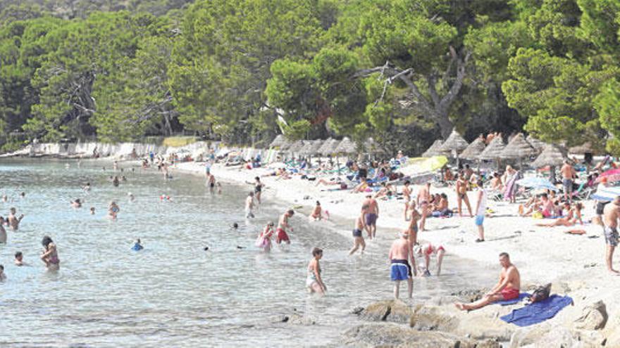 La temporada sigue fuerte: a pocos días del inicio del otoño, los hoteles, los apartamentos y las playas siguen llenos.