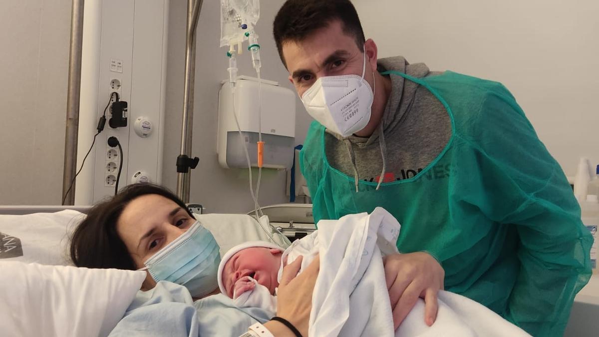 El pequeño Diego junto a sus padres, Ana y Diego en el hospital La Fe. Es el primer valenciano de 2023