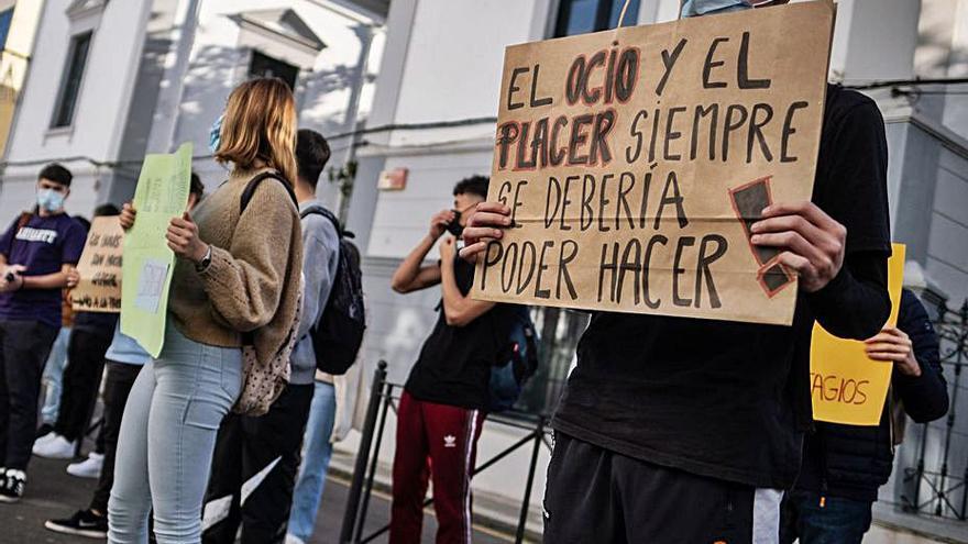 Varios jóvenes que ayer se manifestaron ante el IES Canarias Cabrera Pinto. | | ANDRÉS GUTIÉRREZ