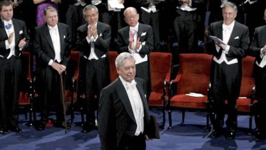 El escritor Mario Vargas Llosa recibe el aplauso del resto de premiados al recibir el Nobel de Literatura.