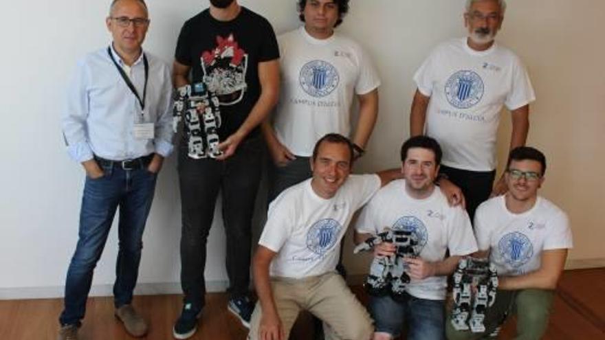 El equipo del Campus alcoyano con sus robots.