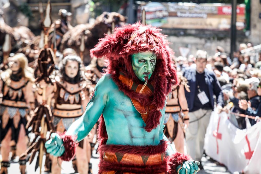 El emblema de la cruz luce en Alcoy con una espectacular Entrada Cristiana