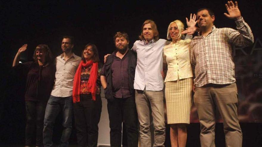 Candidatos de Podemos, en el acto celebrado en el teatro.