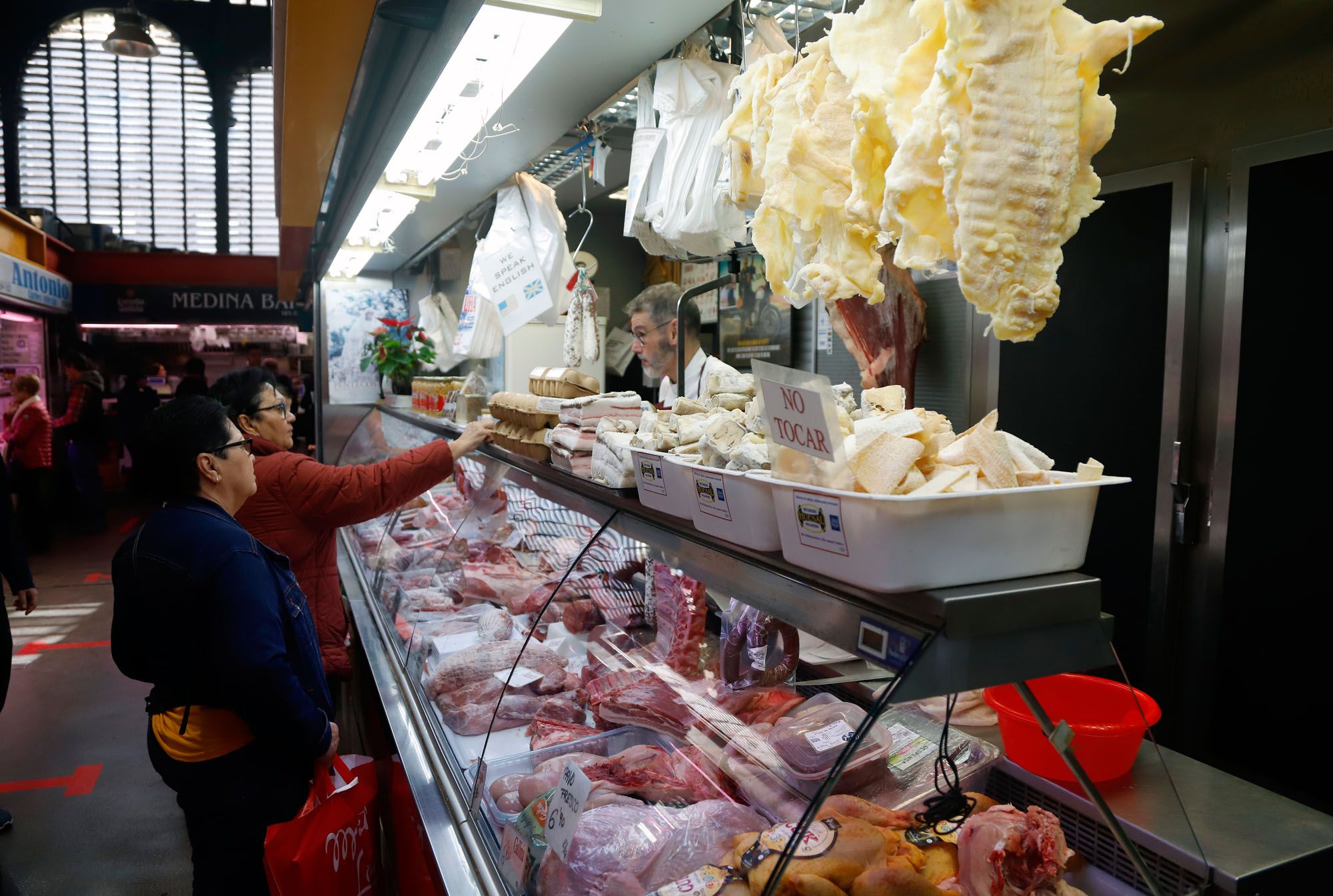 Compras navideñas en el mercado de Atarazanas.