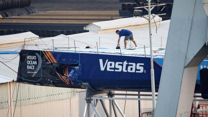 Estado en el que quedó el casco del Vestas tras la colisión con el barco chino. // Reuters