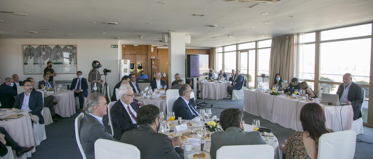 El desayuno de trabajo celebrado en Madrid para presentar el proyecto del puerto seco del Corredor Mediterráneo de Novelda-Monforte del Cid.