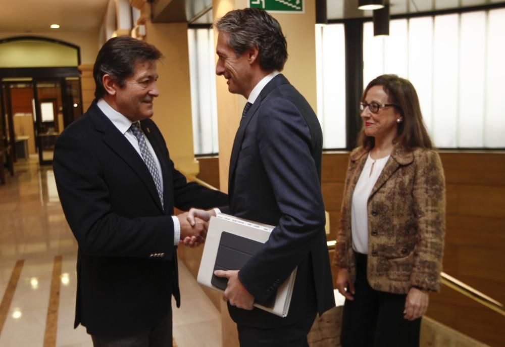 Reunión de Javier Fernández con el ministro de Fomento, Íñigo de la Serna