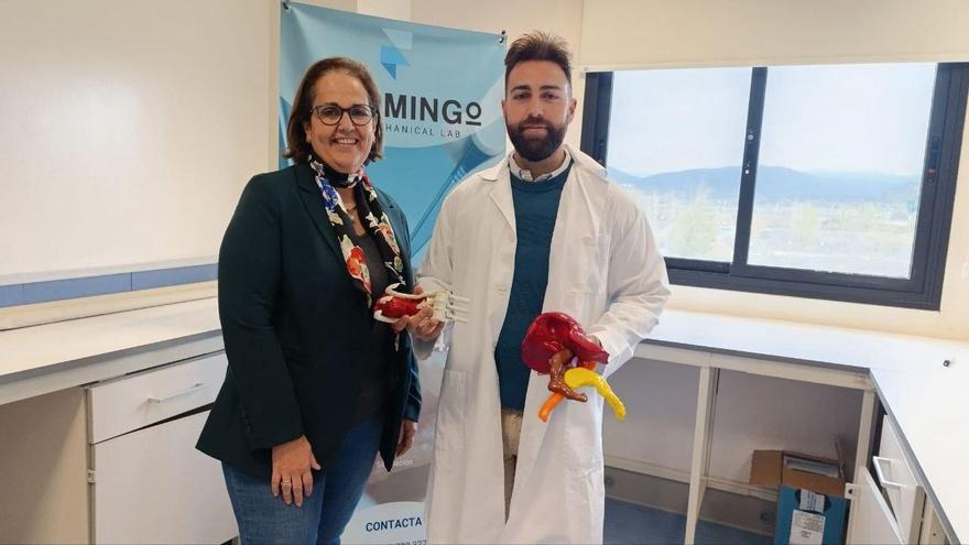 El CEO de Flamingo Biomechanical Lab, Luis Martínez, y la concejal delegada de Economía y Empleo del Ayuntamiento de Córdoba, Blanca Torrent.