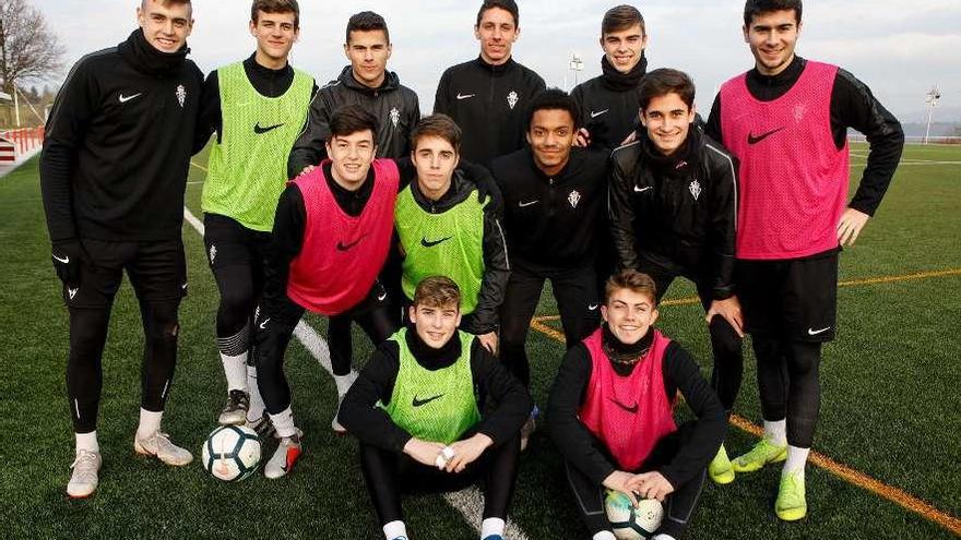 Los jugadores del División de Honor juvenil, posando antes del entrenamiento de ayer en Mareo.