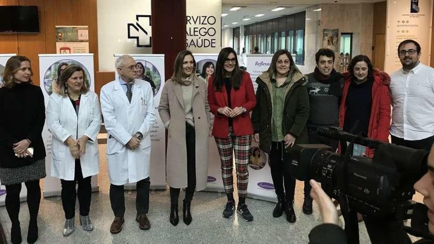 María Gómez Reino, Eloína Núñez, José Luís Bello, Cristina Piñeiro, Cristina y María Helena Pet, Mario Álvarez, Bea Gallego y Adrián Mosquera, ayer, en la presentación de la exposición en el Hospital Clínico.