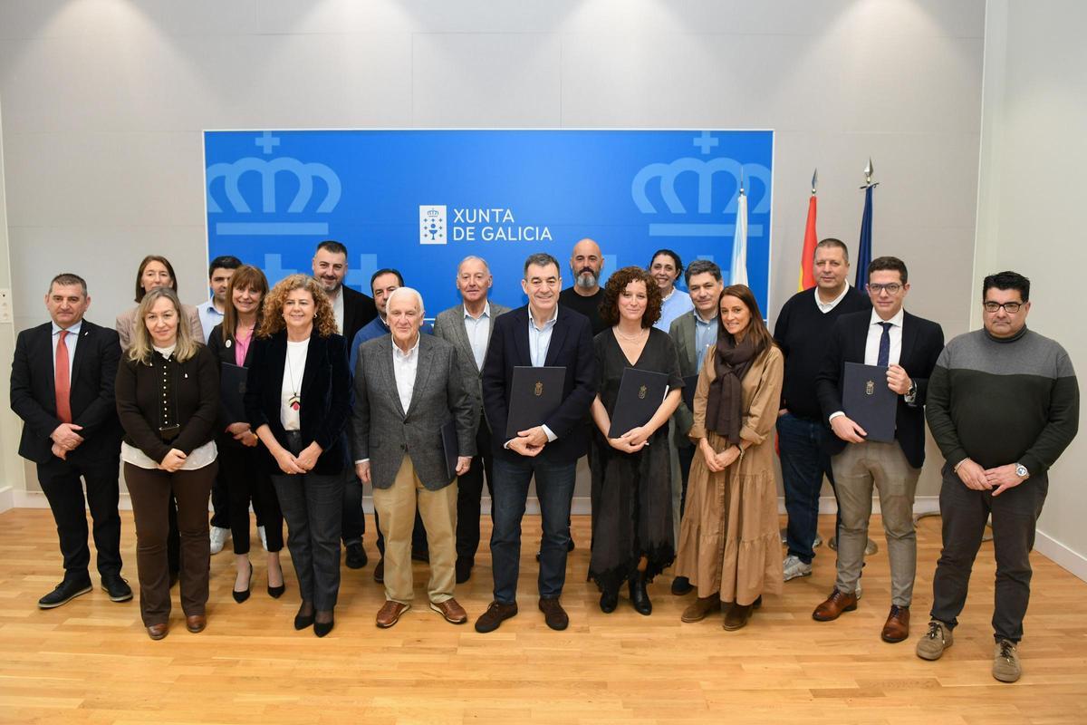 El conselleiro de Educación, Román Rodríguez, y la directora xeral de FP, Eugenia Pérez, con representantes de los CIFP que participan en el nuevo programa de FP Adaptada y las entidades sociales que colaboran con la Xunta en la iniciativa