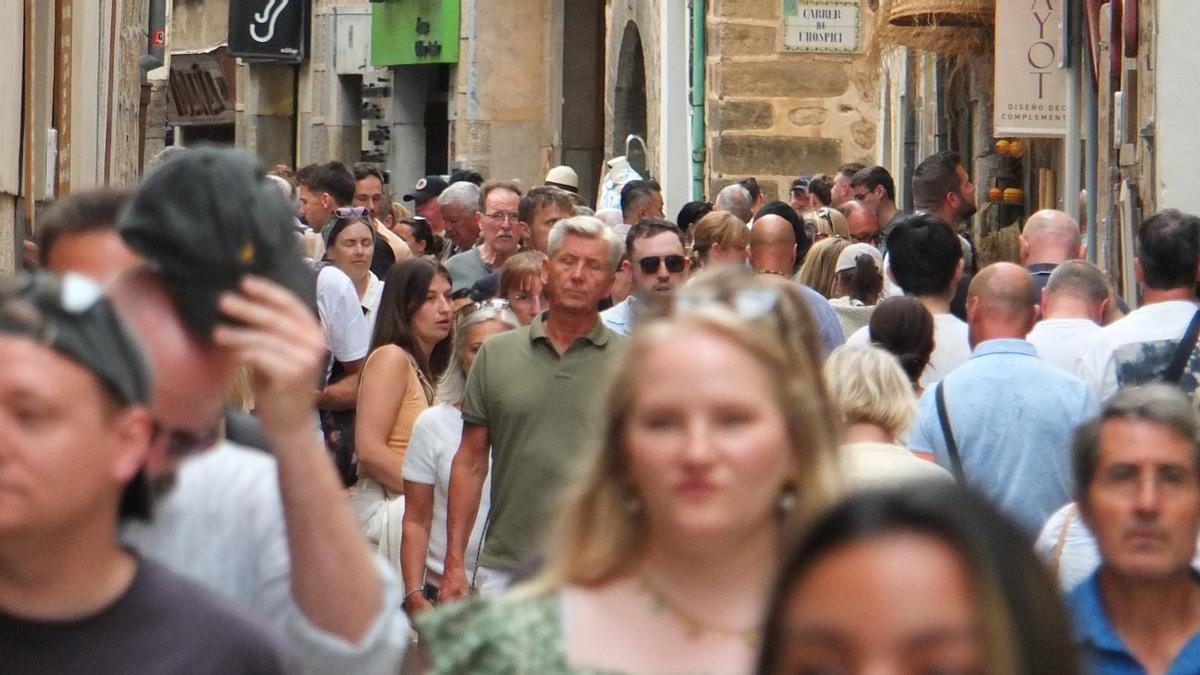 Una imagen de la calle de sa Lluna de Sóller repleta de peatones.