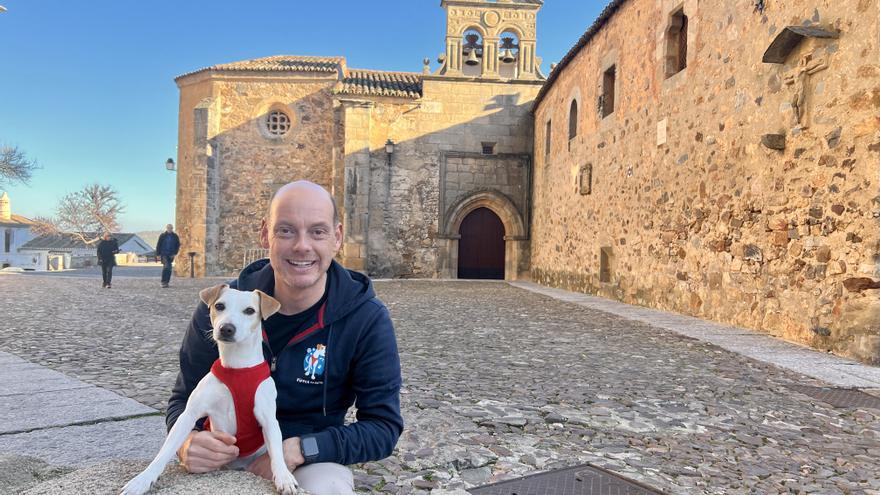 El perro turista Pipper rueda su serie para TVE en Cáceres