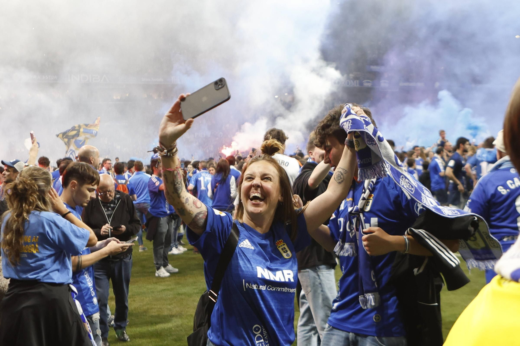 EN IMÁGENES: Así se vivió en el Carlos Tartiere la noche del ascenso del Oviedo a Primera División 24 años después
