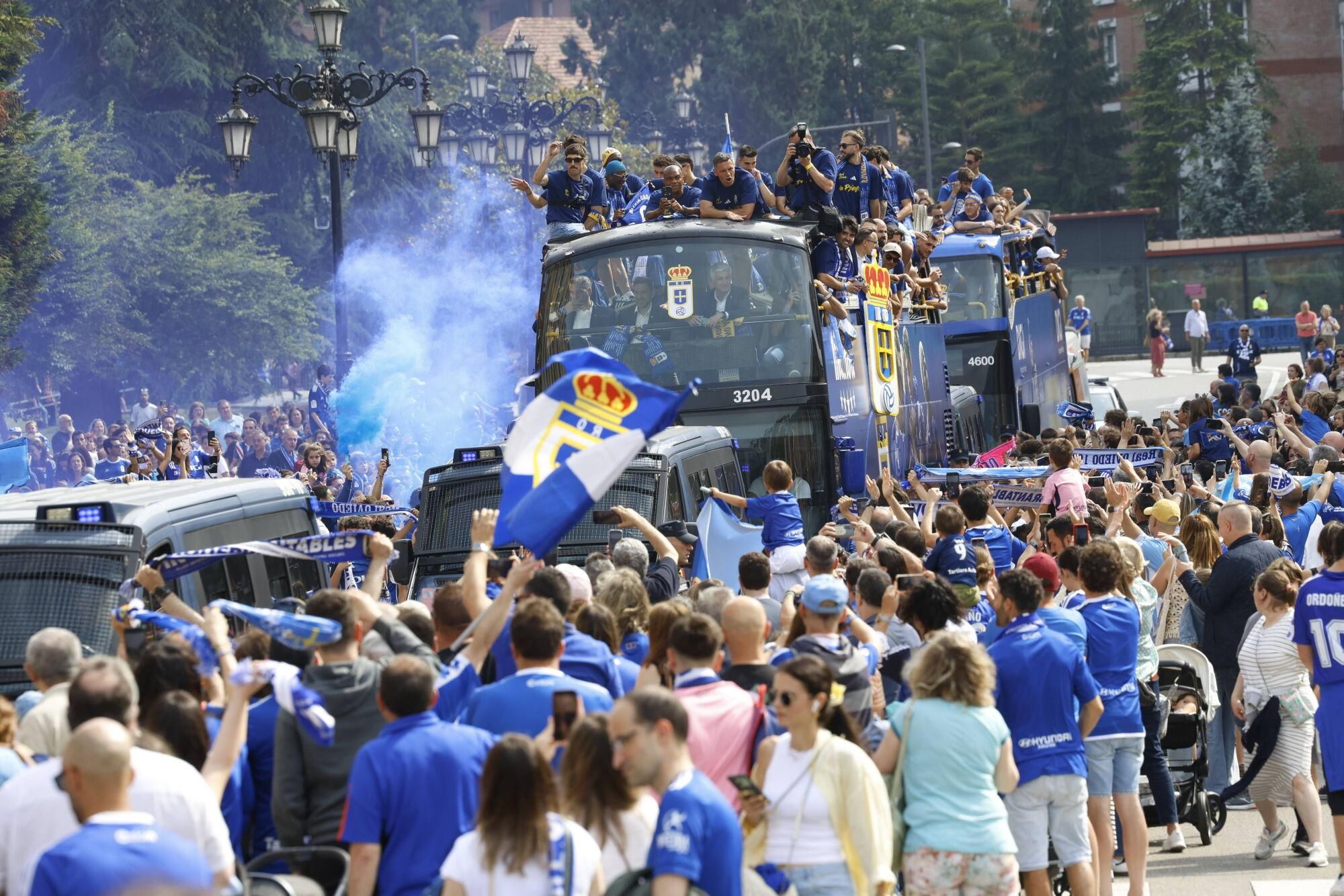 Locura azul en las calles de Oviedo para celebrar el ascenso del equipo a Primera División